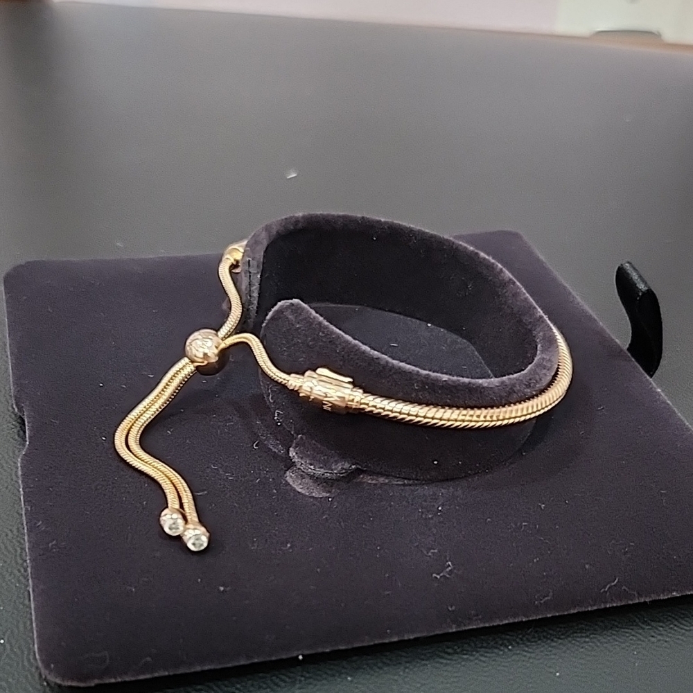Pandora Gold Bracelet with Sleek Design - Picture 2 of 3